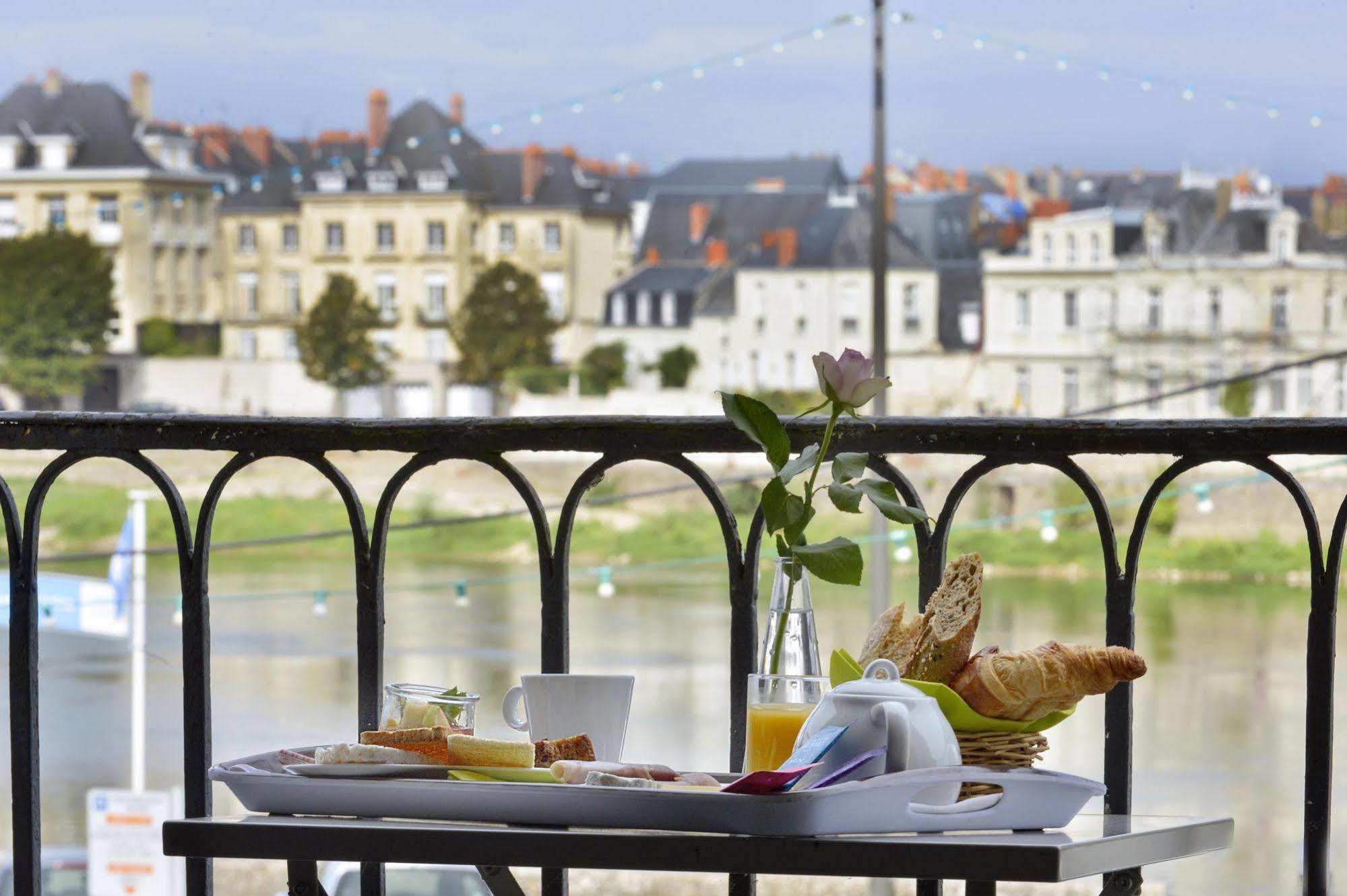 Cristal Hotel Restaurant - Logis Hotels Сомюр Екстериор снимка